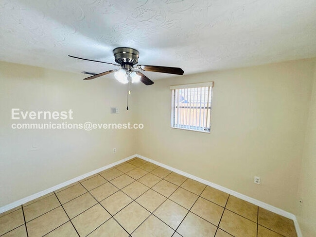 Building Photo - 2127 Erin Dr