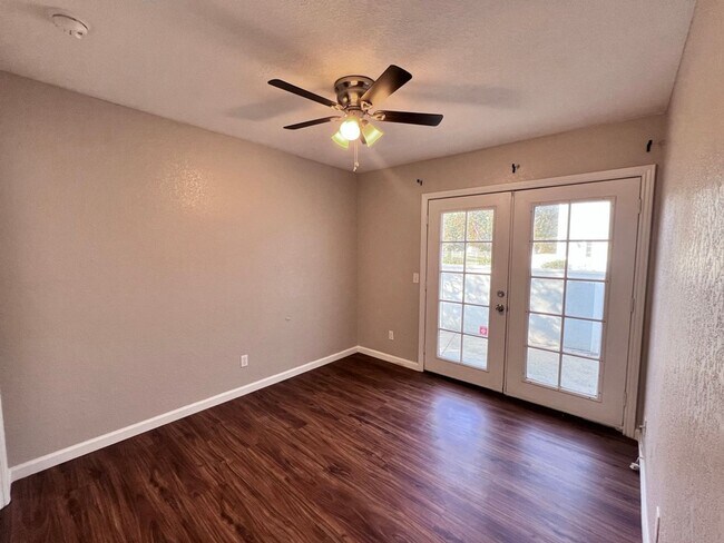 Building Photo - $2,295 Villa & Barstow, 3 Bedroom Condo - ...
