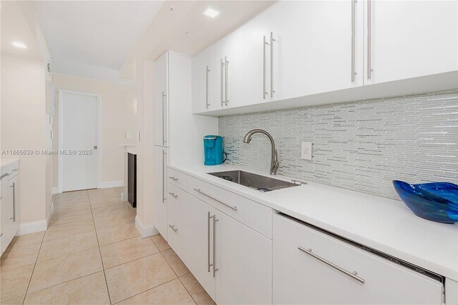 Building Photo - 6917 Collins Ave