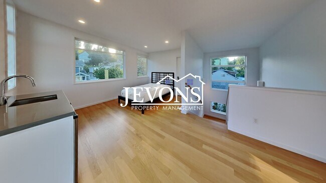 Building Photo - 5BR/4.5BA House in Seattle -- Available Now!