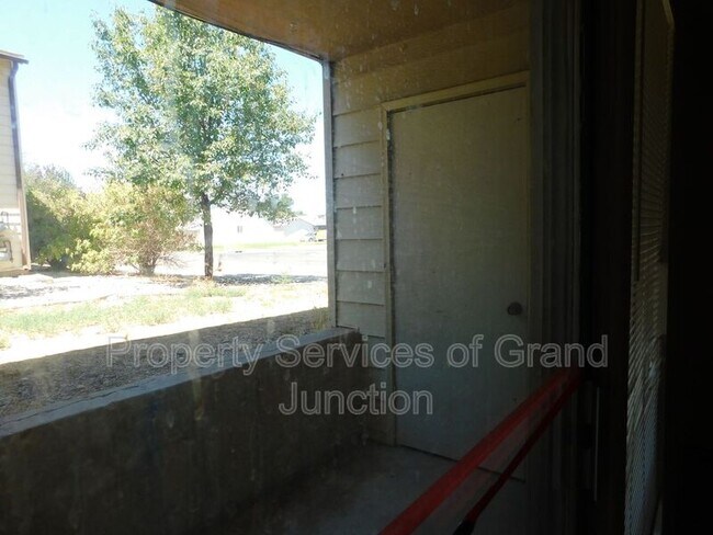 Building Photo - 805 E Cedar Ct