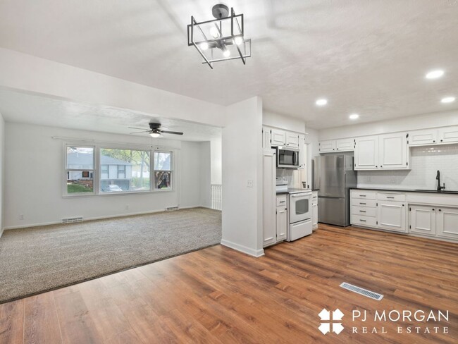Building Photo - 4 Bedroom, 2.5 Bathroom, 2 Bonus Rooms - N...