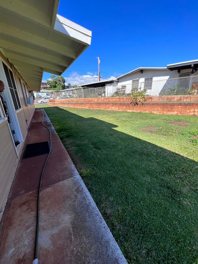 Building Photo - Amazing 3 Bedroom 2.5 Bath * Lanai * AC