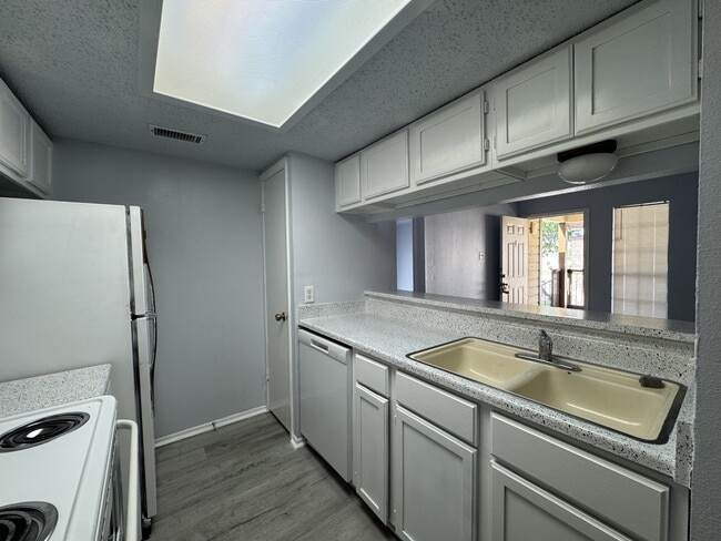 Building Photo - 2210 Capitan Dr