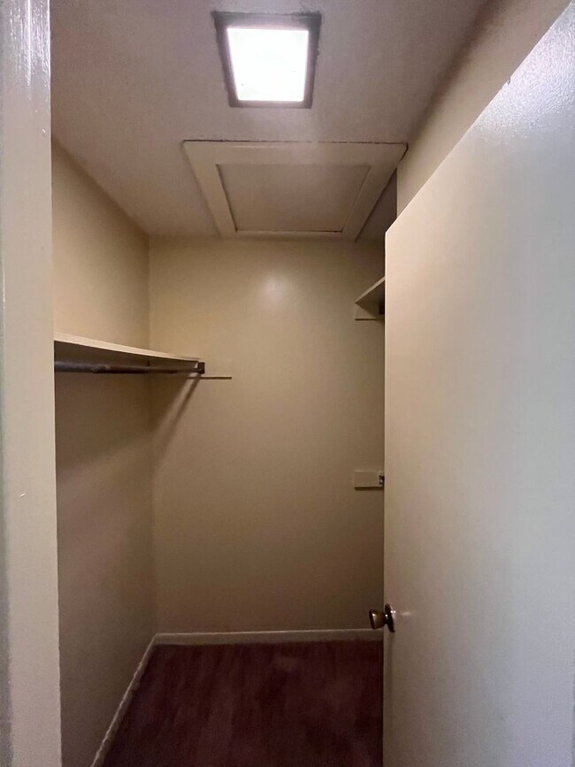 Building Photo - 1619 Victory St