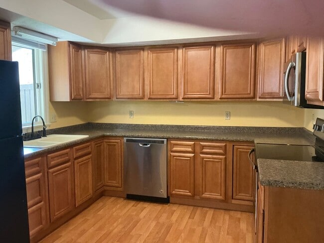 Building Photo - Townhome - 3 Bedroom/ 2.5 Bathroom - Avail...