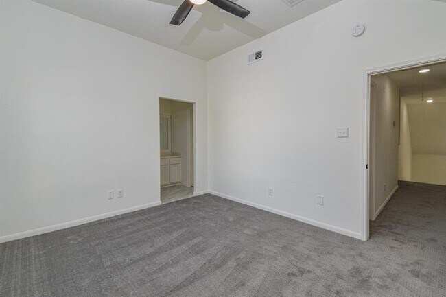 Building Photo - 30611 Country Meadows Dr