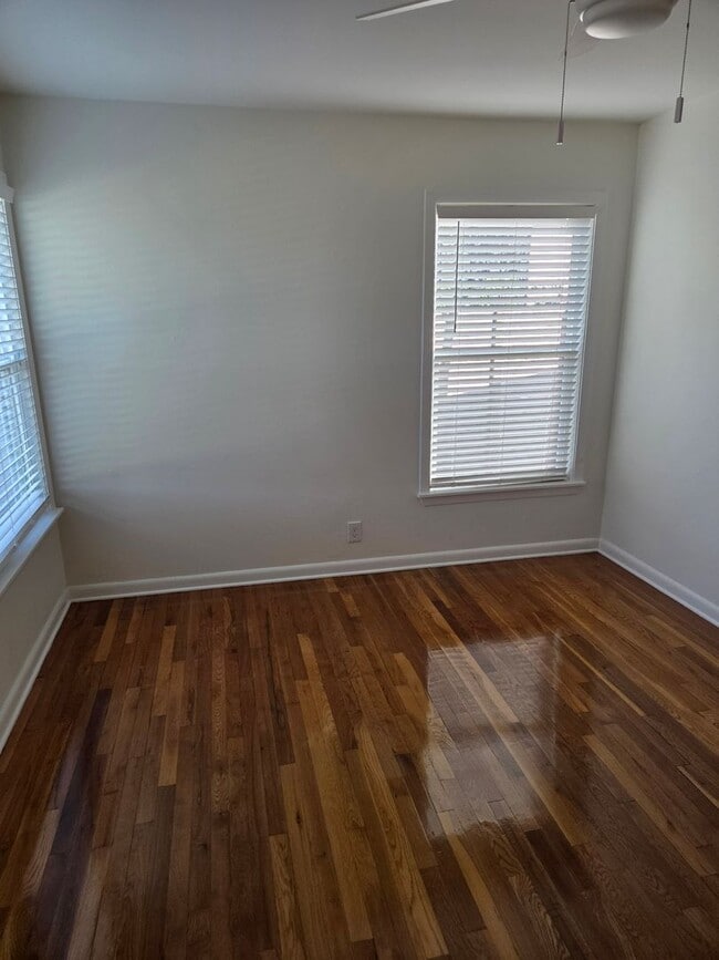 Building Photo - Travis Heights