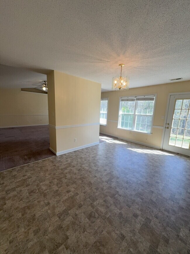 Building Photo - Wonderful 3 Bedroom Home-437 Boysenberry