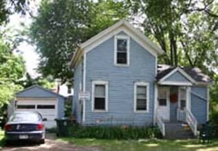 Building Photo - Spacious 3-Bedroom House with Parking & Pr...