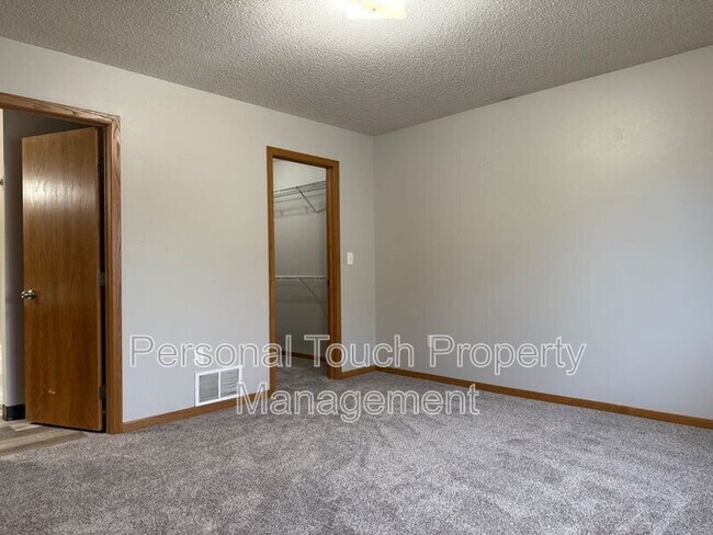 Building Photo - 2510 Amber Valley Ct S