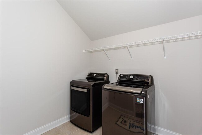 Building Photo - 5015 Montes Ln