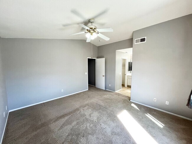 Building Photo - Beautiful 3B/2.5BA House w/ Large Yard, W/...