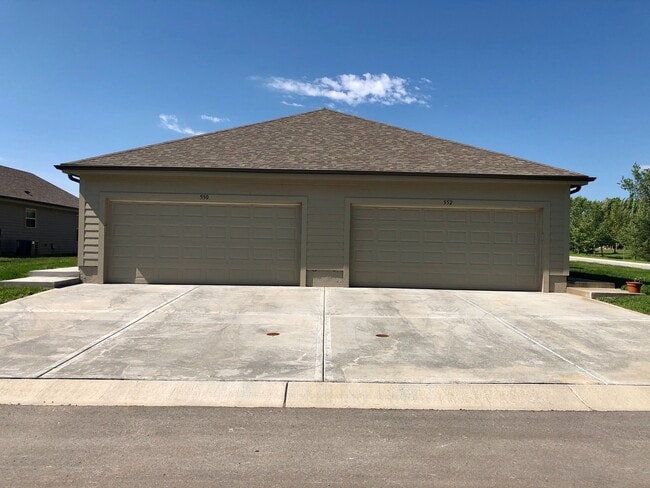 Building Photo - Newer 2 Bed 2 Car Attached Villa in Blue S...