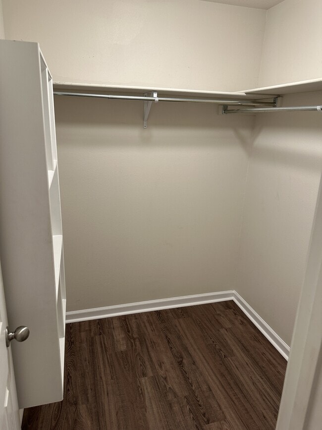 Building Photo - 2408 Versailles Dr