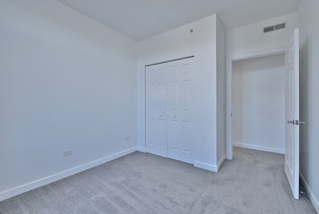 Building Photo - Bright & Spacious Condo in Great Location!