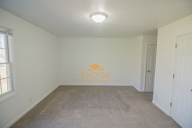 Building Photo - LARGE TOWNHOME - LOTS OF SPACE!