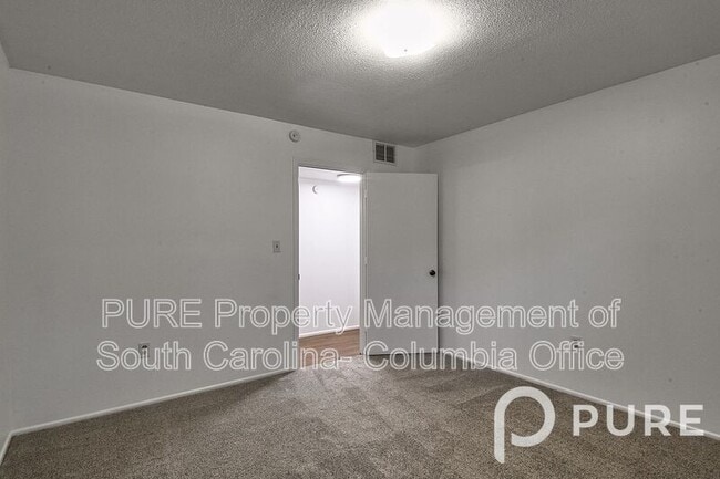 Building Photo - 601 Riverhill Cir