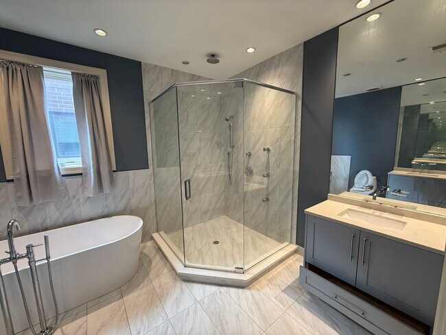 Building Photo - Luxury 3BR/2BA Condo – Prime Hyde Park Location, Modern Finishes