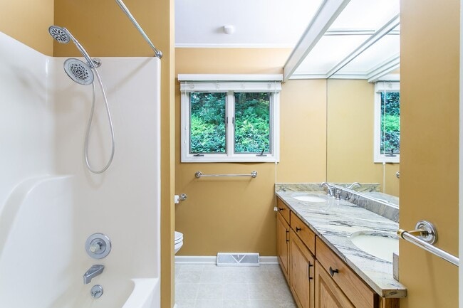Building Photo - Light & Bright Home