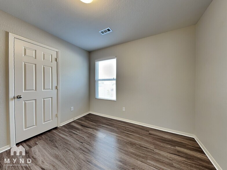 Building Photo - 9208 Pleasant Valley Dr