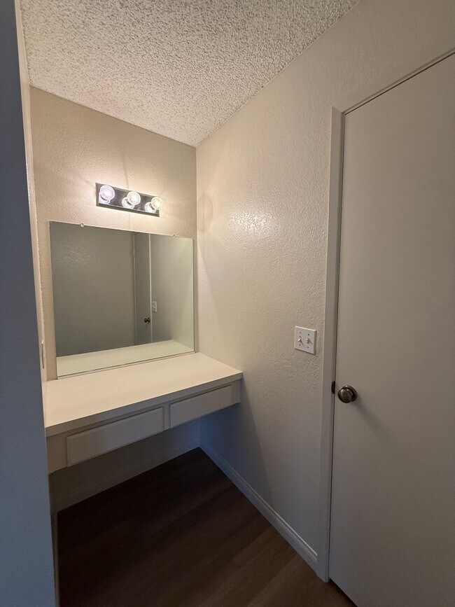 Building Photo - Downstairs Corner Condo in the Gated Community of Las Palmas