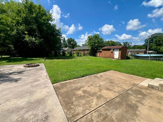 Building Photo - 3BR 1.5BA, All Brick Ranch Home *Fenced Backyard*