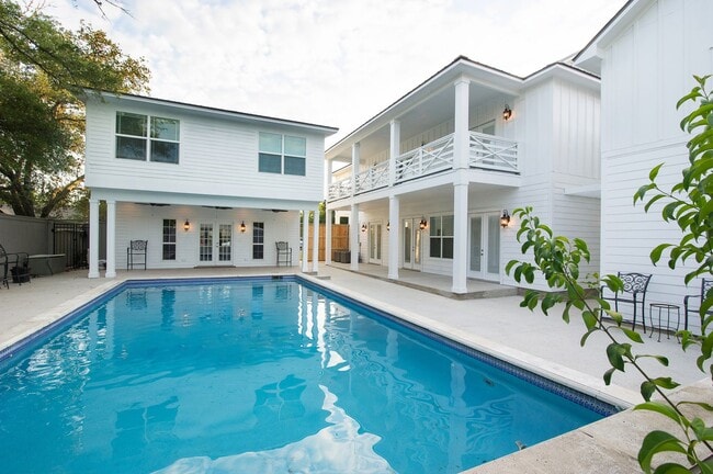 Building Photo - 701 Hereford St