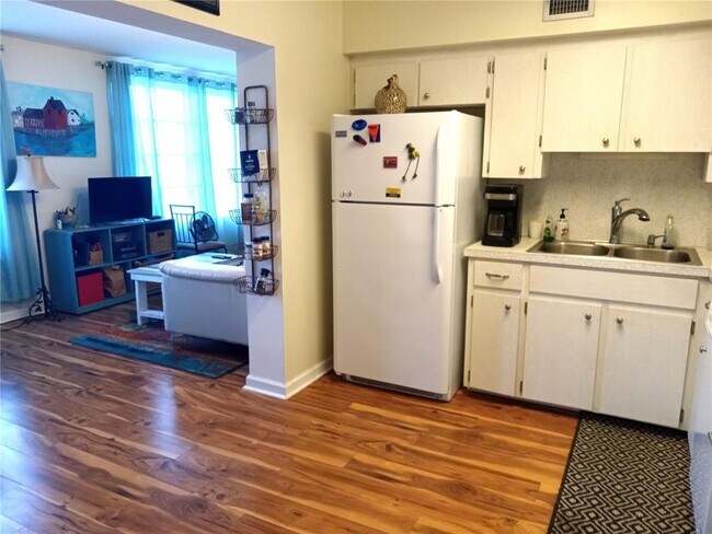 Building Photo - 2041 Australia Way W