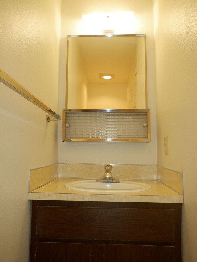 Building Photo - NE Bend 2bed/1.5bath Townhome near St Charles