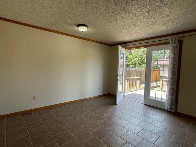 Building Photo - PRELEASING: Updated 3 bed/1 bath Rambler in Roosevelt Neighborhood!