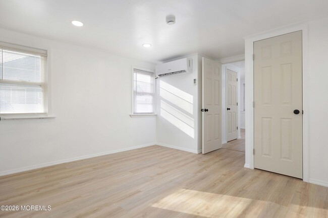 Building Photo - 12 Main St