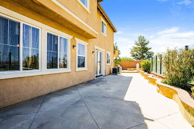 Building Photo - Experience Scenic Luxury in This Spectacular 4-Bed+Office/4-Bath Home Within the Exclusive Sycamo...