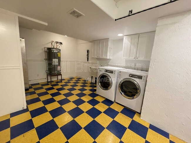 Building Photo - 10235 NW Edgewood Dr