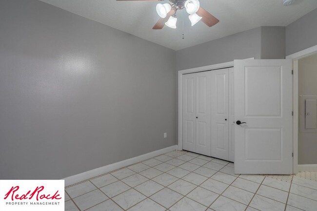 Building Photo - Lovely 2 Bedroom Condo. Pet Friendly!