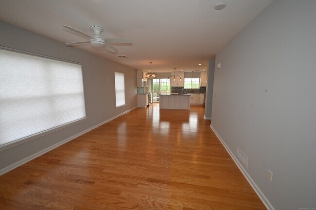 Building Photo - 560 Silver Sands Rd