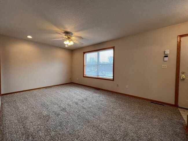 Building Photo - Gorgeous 5 Bed, 2.5 Bath Single-Family Home!