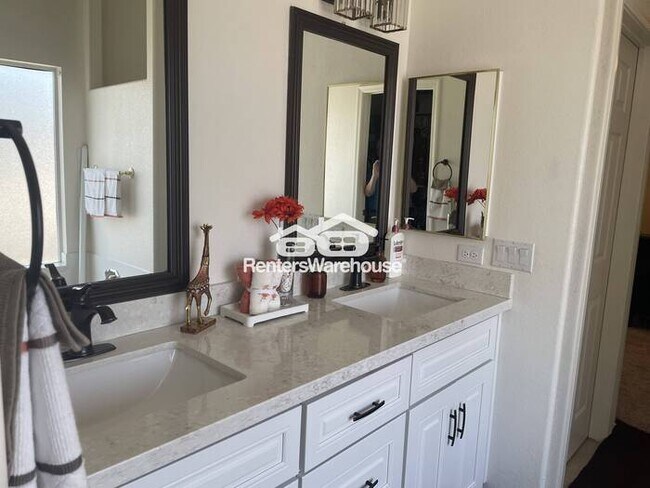 Building Photo - Hillcrest Beauty 4bed 3bath P00L Grass Bac...
