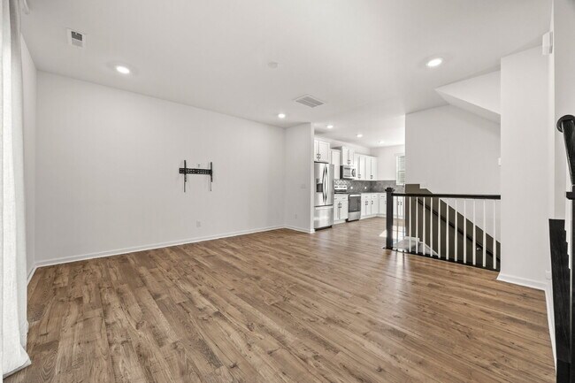 Building Photo - Your Perfect Charlotte Townhome Awaits — B...