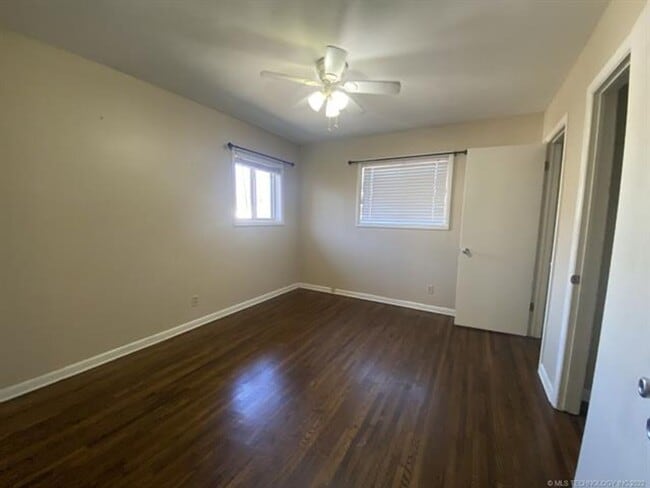 Building Photo - Mid-town Gem where comfort meets convenien...