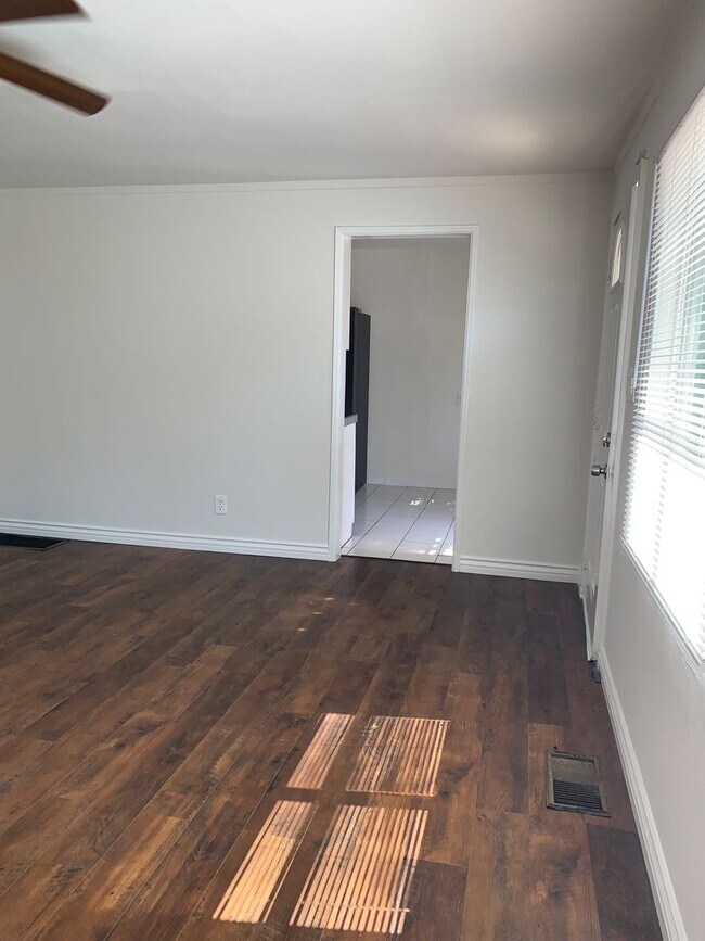 Building Photo - Curlew