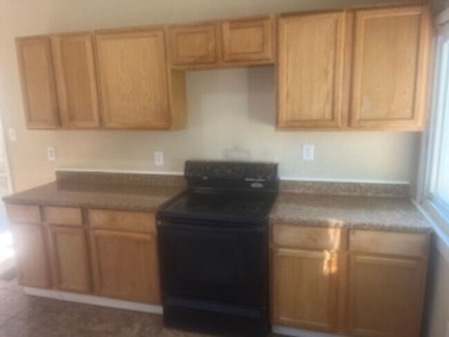 Building Photo - 2 Bedroom Home For Rent