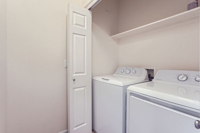 Building Photo - Beautifully maintained town-home in Centra...