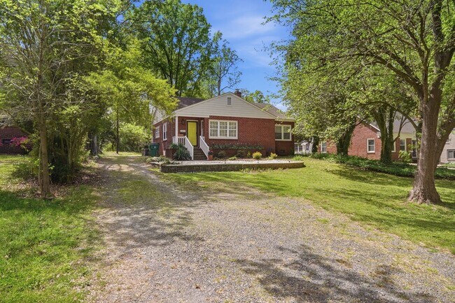 Building Photo - Charming 2BR Home with Modern Updates in Prime Charlotte Location