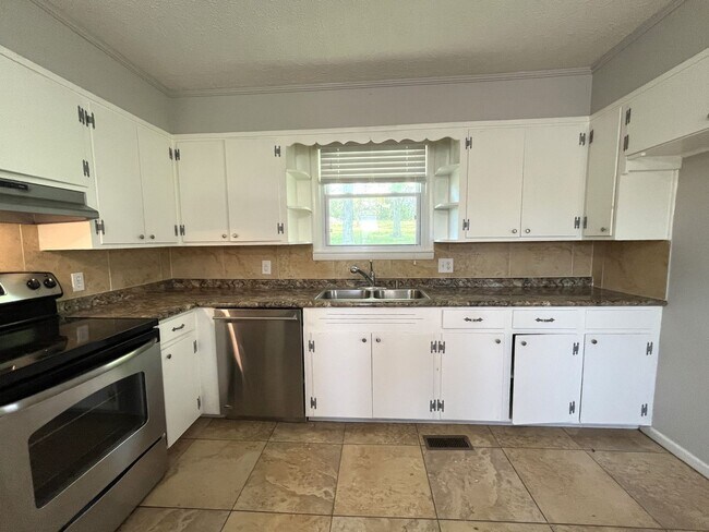 Building Photo - Great 3 Bedroom Home on Large Lot in Mount Juliet!