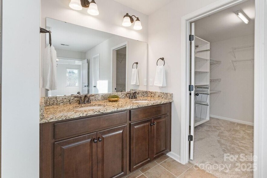 Building Photo - 2076 Waverly Ct