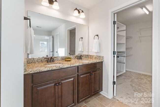 Building Photo - 2076 Waverly Ct