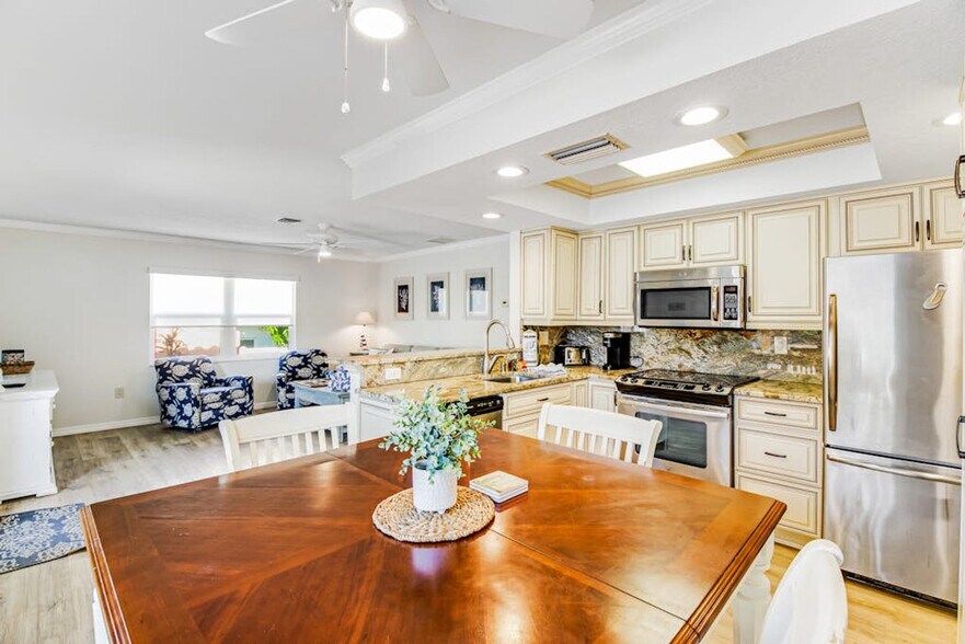 Building Photo - 7107 Gulf Dr