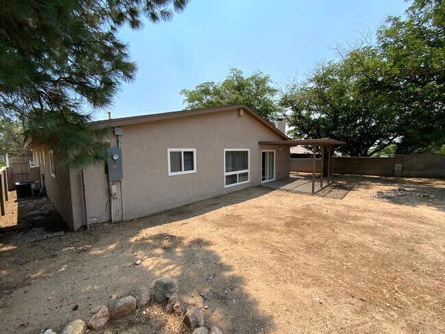 Building Photo - 3 Bedroom Single Story Home Available Near...