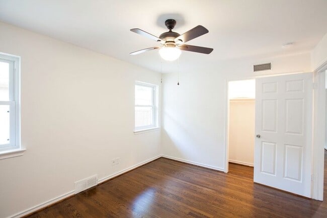 Building Photo - 10140 Shadyview Dr